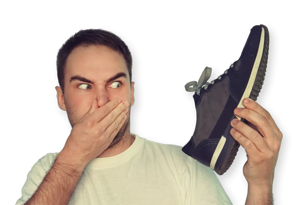 Un hombre reacciona ante unas zapatillas malolientes: el olor de los pies proviene tanto de la piel como del calzado